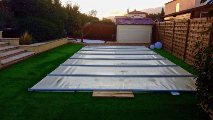 Fabrication de piscine avec gazon synthétique à Perpignan