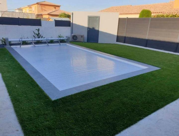 Création de piscine avec gazon synthétique à Perpignan