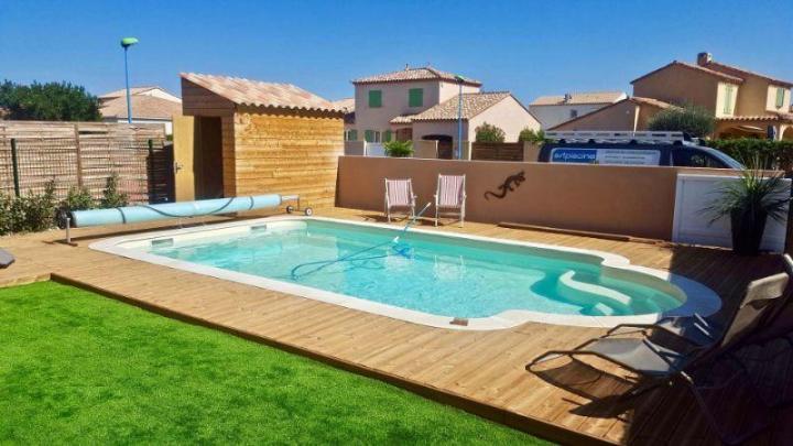Construction de piscine avec gazon synthétique à Perpignan