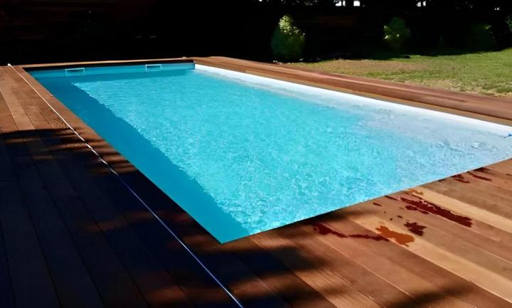 Réalisations de tous aménagements de rebords de piscine.