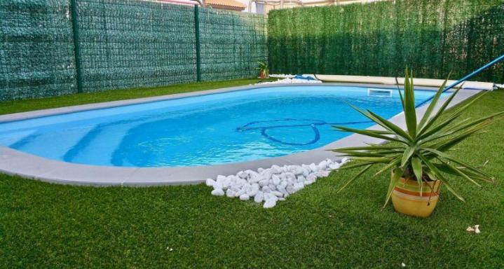 Fabrication de piscine avec gazon synthétique à Perpignan