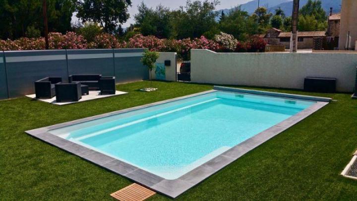Installation de piscine avec gazon synthétique à Perpignan