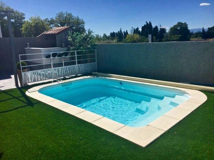 Construction de piscine avec gazon synthétique à Perpignan
